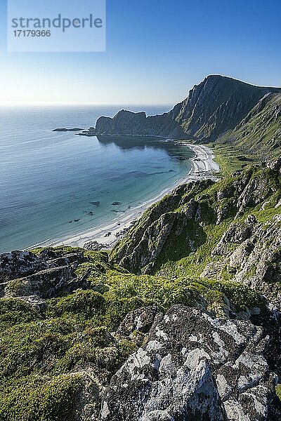 Klippen  Strand und Meer  Wanderung zum Berg Måtinden  bei Stave  Nordland  Norwegen  Europa