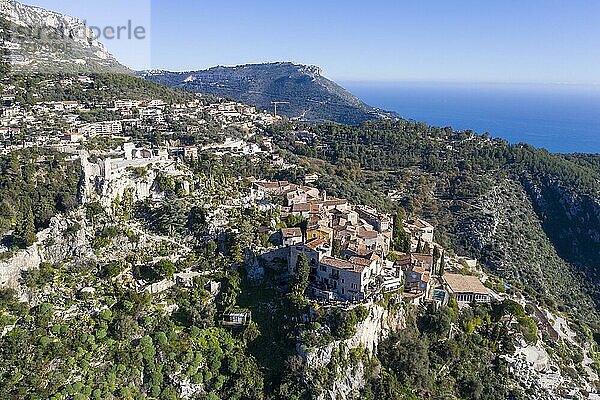 Luftaufnahme Bergdorf Eze Village  eine der touristischen Hauptattraktionen der französischen Riviera  Departement Alpes-Maritimes  Region Provence-Alpes-Cote d´Azur  Frankreich  Europa