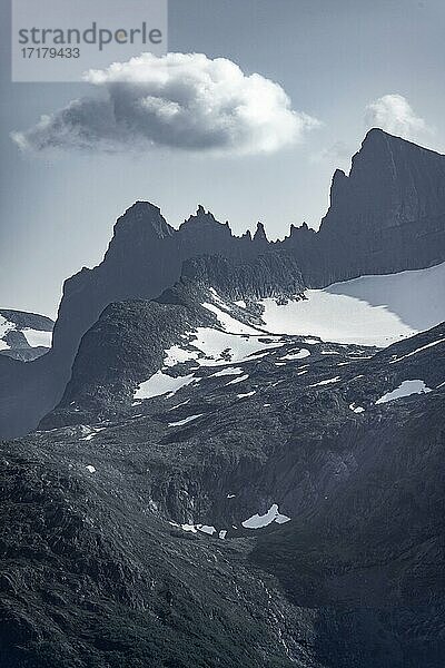 Zackige Berge  Gipfel des Store Trolltinden  Berggrat  Romsdalfjellene-Berge  Andalsnes  Møre og Romsdal  Norwegen  Europa