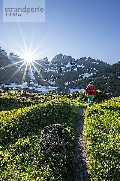 Junge Frau beim Wandern  Berge und Schnee  Wanderung zur Trollfjord Hytta  am Trollfjord  Lofoten  Nordland  Norwegen  Europa