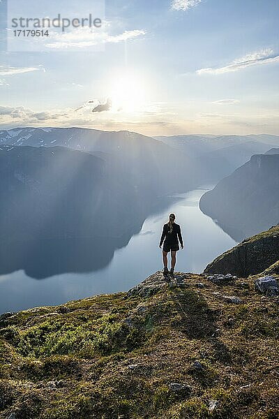 Abendstimmung  Wanderin am Gipfel des Berges Prest  Fjord Aurlandsfjord  Aurland  Norwegen  Europa