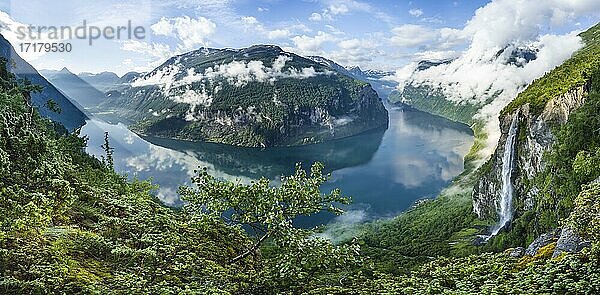 Wasserfall Gjerdefossen  am Ørnesvingen Aussichtspunkt  Geirangerfjord  bei Geiranger  Møre og Romsdal  Norwegen  Europa