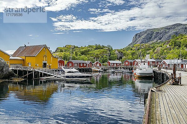 Hafen mit Fischerboot  Rorbuer Hütten  historischer Fischerort Nusfjord  Lofoten  Nordland  Norwegen  Europa