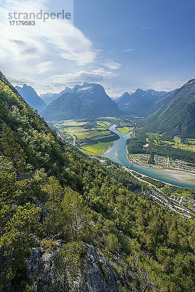 Ausblick von der Aussichtsplattform Rampestreken  Wanderung Romsdalseggen  Fluss Rauma  Romsdalfjellene-Berge  Andalsnes  Møre og Romsdal  Norwegen  Europa