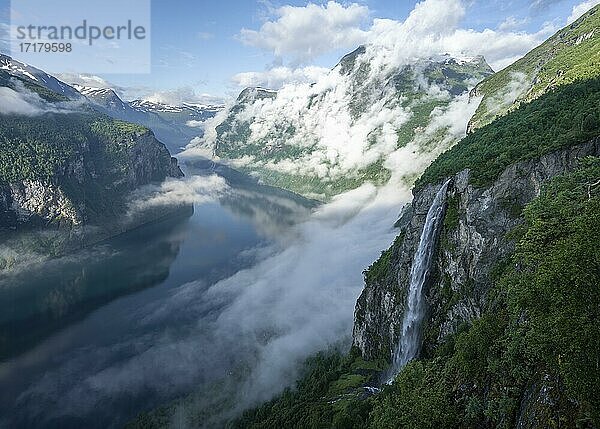 Wasserfall Gjerdefossen  am Ørnesvingen Aussichtspunkt  Geirangerfjord  bei Geiranger  Møre og Romsdal  Norwegen  Europa