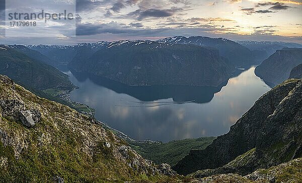 Abendstimmung am Gipfel des Berges Prest  Fjord Aurlandsfjord  Aurland  Norwegen  Europa