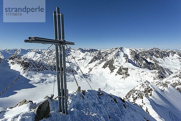 Gipfelkreuz Längentaler Weißer Kogel  Stubaier Alpen  Tirol  Österreich  Europa
