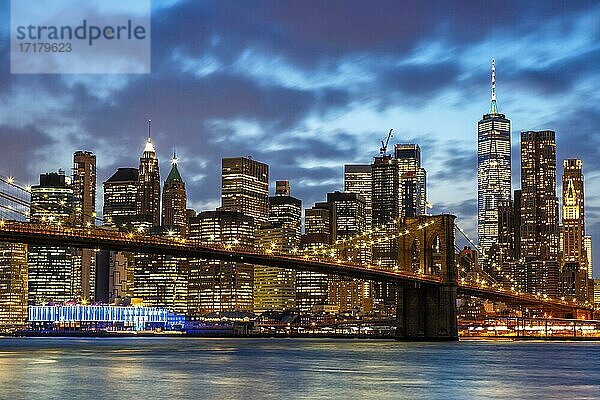 Skyline Nacht Stadt Manhattan Brooklyn Bridge Abend Amerika World Trade Center WTC in den  New York City  USA  Nordamerika