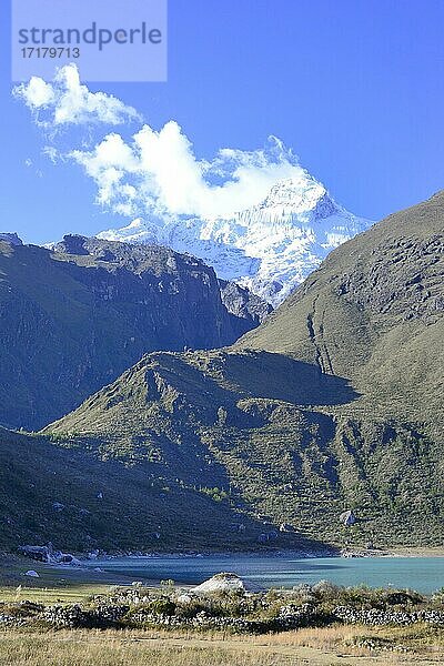 Lagune Keushu  hinten Gipfel des Nevado Huandoy  Cordillera Blanca  bei Caraz  Provinz Huaylas  Peru  Südamerika