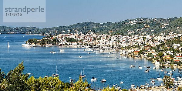 Hafen Stadt Panorama Landschaft Meer Mittelmeer Reise Reisen auf der Insel Skiathos  Griechenland  Europa