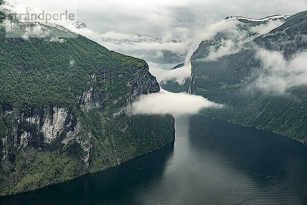 Ausblick am Ørnesvingen Aussichtspunkt  Geirangerfjord  bei Geiranger  Møre og Romsdal  Norwegen  Europa