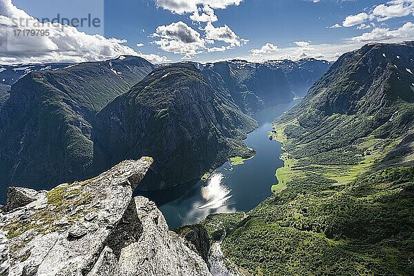 Blick vom Gipfel des Breiskrednosi  Berge und Fjord  Nærøyfjord  Aurland  Norwegen  Europa