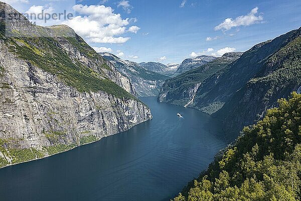 Blomberg Gård  historischer Bergbauernhof an steilem Berghang  Geirangerfjord  bei Geiranger  Møre og Romsdal  Norwegen  Europa