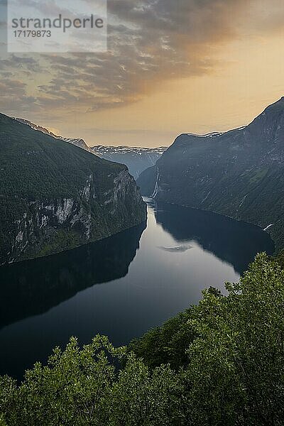 Abendstimmung  Ausblick am Ørnesvingen Aussichtspunkt  Geirangerfjord  bei Geiranger  Møre og Romsdal  Norwegen  Europa