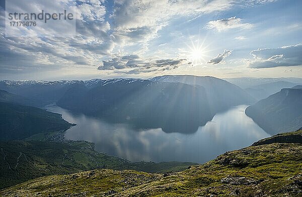 Ausblick vom Gipfel des Berges Prest  Fjord Aurlandsfjord  Aurland  Norwegen  Europa