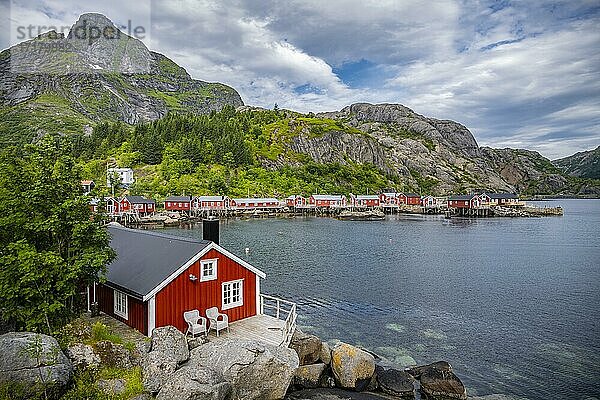 Hafen  Rorbuer Hütten  historischer Fischerort Nusfjord  Lofoten  Nordland  Norwegen  Europa