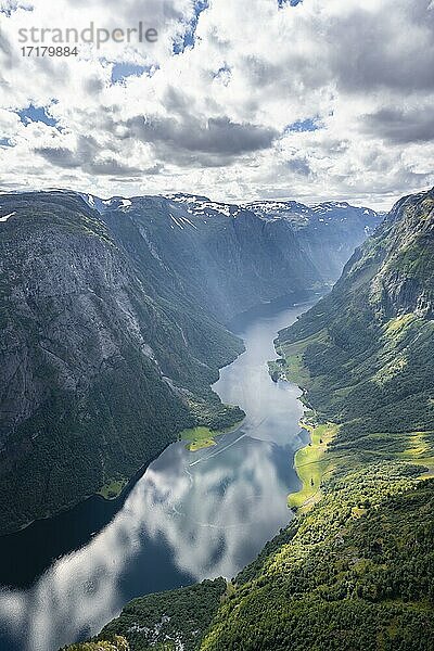 Blick vom Gipfel des Breiskrednosi  Berge und Fjord  Nærøyfjord  Aurland  Norwegen  Europa