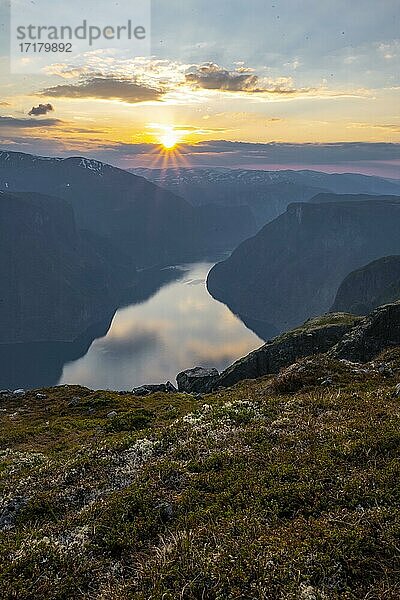 Sonnenuntergang  Ausblick vom Gipfel des Berges Prest auf Fjord Aurlandsfjord  Aurland  Norwegen  Europa