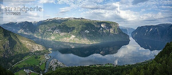 Berge spiegeln sich im Wasser  Panorama  Aurlandsfjord  Aurland  Sogn og Fjordane  Norwegen  Europa