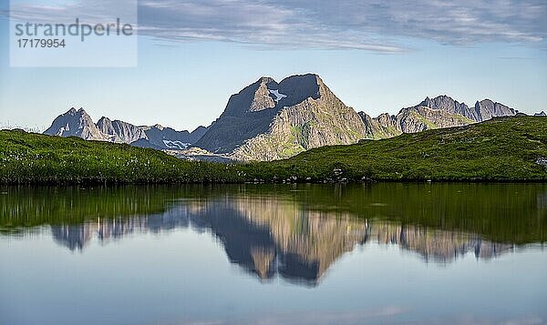 Berg spiegelt sich in einem See  Fredvang  Lofoten  Nordland  Norwegen  Europa