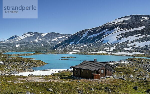 Türkiser See und Berge  Hütte an der Norwegische Landschaftsroute  Gamle Strynefjellsvegen  zwischen Grotli und Videsæter  Norwegen  Europa