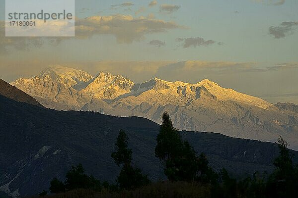 Bergkette der Cordillera Blanca mit Nevado Huascarán Sur im Abendlicht  Cordillera Blanca  bei Caraz  Provinz Huaylas  Peru  Südamerika