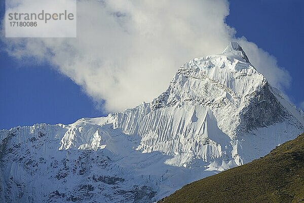 Gipfel des Nevado Huandoy mit Wolke  Cordillera Blanca  bei Caraz  Provinz Huaylas  Peru  Südamerika