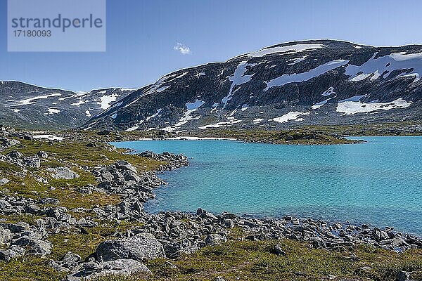 Türkiser See und Berge  Norwegische Landschaftsroute  Gamle Strynefjellsvegen  zwischen Grotli und Videsæter  Norwegen  Europa