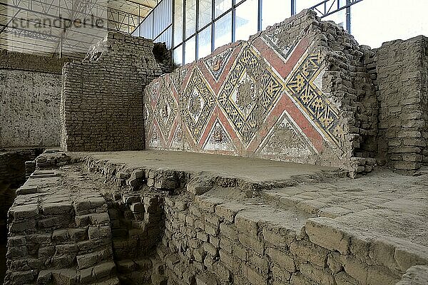 Bunte Reliefs der Moche Kultur auf Adobemauern aus Lehmziegel  Huaca de la Luna  Provinz Trujillo  Peru  Südamerika