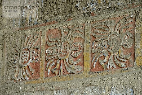 Bunte Reliefs der Moche Kultur auf Adobemauern aus Lehmziegel  Huaca de la Luna  Provinz Trujillo  Peru  Südamerika