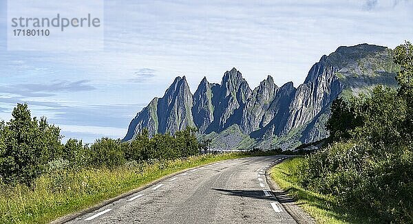Straße  hinten Felsengipfel Devil's Teeth  Teufelszähne  Okshornan  Insel Senja  Troms  Norwegen  Europa