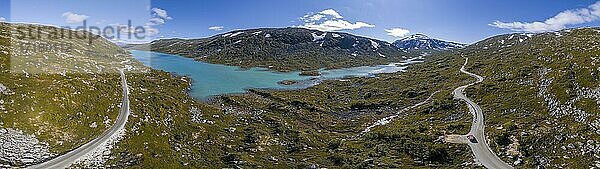 Luftaufnahme  Türkiser See und Berge  Straße  Norwegische Landschaftsroute  Gamle Strynefjellsvegen  zwischen Grotli und Videsæter  Norwegen  Europa