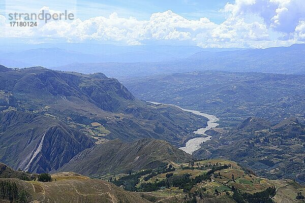 Blick auf das Tal des Rio Huamachuquino  Huamachuco  Provinz Sánchez Carrión  Peru  Südamerika