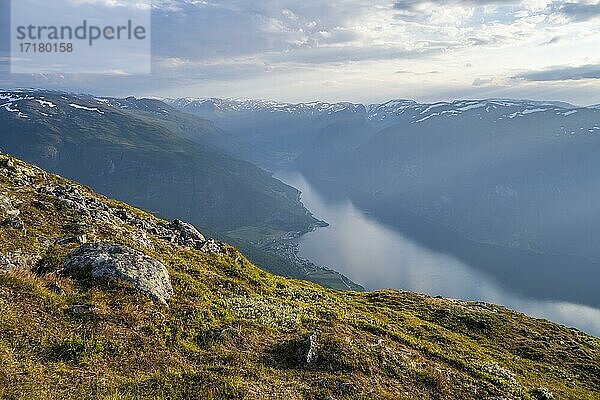 Ausblick vom Gipfel des Berges Prest auf Ort Aurlandsvangen und Fjord Aurlandsfjord  Aurland  Norwegen  Europa