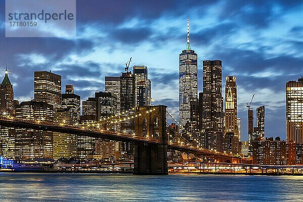 Skyline Nacht Stadt Manhattan Brooklyn Bridge World Trade Center WTC in den  New York City  USA  Nordamerika