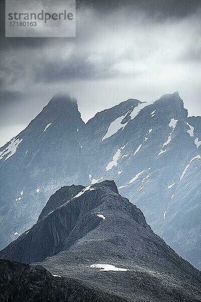Wolkenverhangene Berge  Gipfel des Blånebba und Store Venjetind  Wanderung Romsdalseggen  Berggrat  Romsdalfjellene-Berge  Andalsnes  Møre og Romsdal  Norwegen  Europa