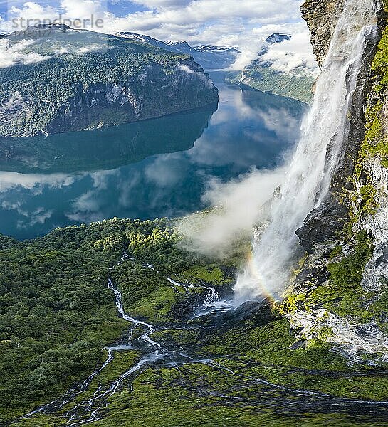 Wasserfall Gjerdefossen  am Ørnesvingen Aussichtspunkt  Geirangerfjord  bei Geiranger  Møre og Romsdal  Norwegen  Europa