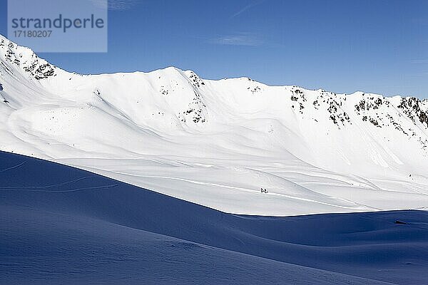 Einsame Skitourengeher  Kühtai  Tirol  Österreich  Europa