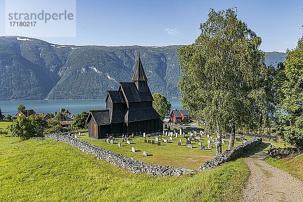 Stabkirche Urnes und Friedhof  UNESCO-Weltkulturerbe  romanische Kirche von ca. 1130  Vestland  Norwegen  Europa