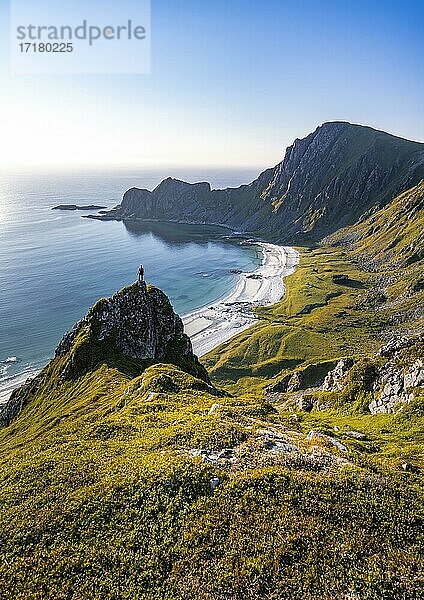 Wanderin auf Felsen  Klippen  Strand und Meer  hinten Gipfel des Berges Måtinden  bei Stave  Nordland  Norwegen  Europa