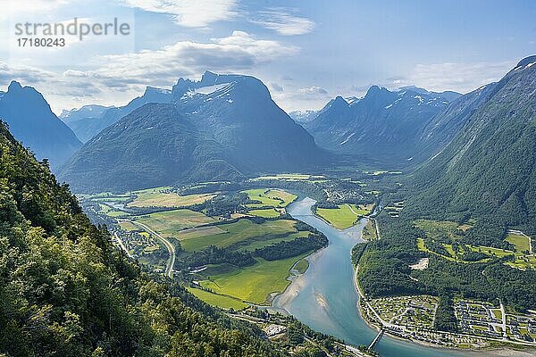 Ausblick von der Aussichtsplattform Rampestreken  Wanderung Romsdalseggen  Fluss Rauma  Romsdalfjellene-Berge  Andalsnes  Møre og Romsdal  Norwegen  Europa