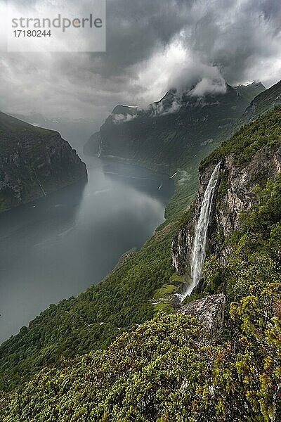 Wasserfall Gjerdefossen  am Ørnesvingen Aussichtspunkt  Geirangerfjord  bei Geiranger  Møre og Romsdal  Norwegen  Europa