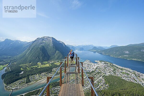 Wanderin fotografiert auf Aussichtsplattform Rampestreken  Wanderung Romsdalseggen  Fluss Rauma  Romsdalfjellene-Berge  Andalsnes  Møre og Romsdal  Norwegen  Europa