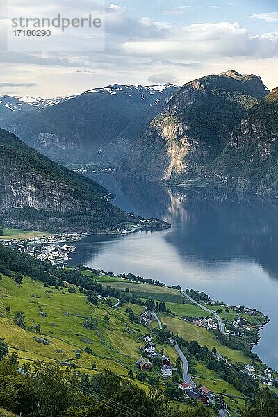 Berge spiegeln sich im Wasser  Aurlandsfjord  Aurland  Sogn og Fjordane  Norwegen  Europa
