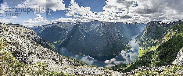 Blick vom Gipfel des Breiskrednosi  Berge und Fjord  Nærøyfjord  Aurland  Norwegen  Europa