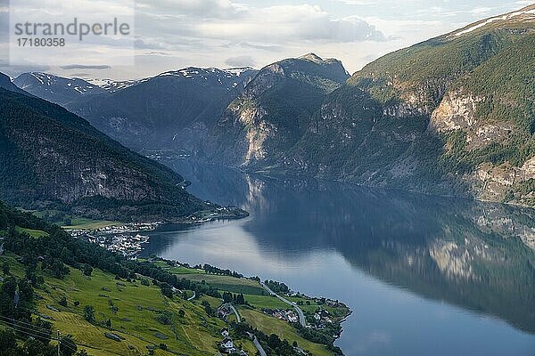 Berge spiegeln sich im Wasser  Aurlandsfjord  Aurland  Sogn og Fjordane  Norwegen  Europa