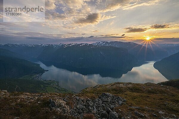 Sonnenuntergang  Ausblick vom Gipfel des Berges Prest auf Fjord Aurlandsfjord  Aurland  Norwegen  Europa