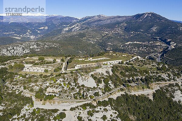 Luftaufnahme Fort de la Revere oder Fort Anselme im Parc forestier de la Grande Corniche  oberhalb von Eze Village  hinten links schneebedeckte Gipfel der Seealpen  rechts Mont Agel  Alpes-Maritimes  Region Provence-Alpes-Cote d´Azur  Frankreich  Europa