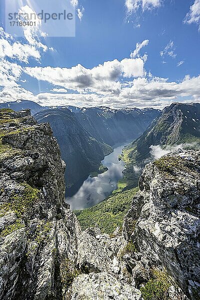 Felsklippen  Blick vom Gipfel des Breiskrednosi  Berge und Fjord  Nærøyfjord  Aurland  Norwegen  Europa