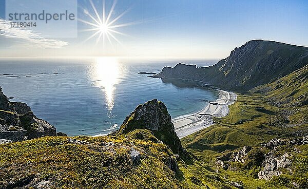 Sonne scheint übers Meer  Klippen  Strand und Meer  Wanderung zum Berg Måtinden  bei Stave  Nordland  Norwegen  Europa